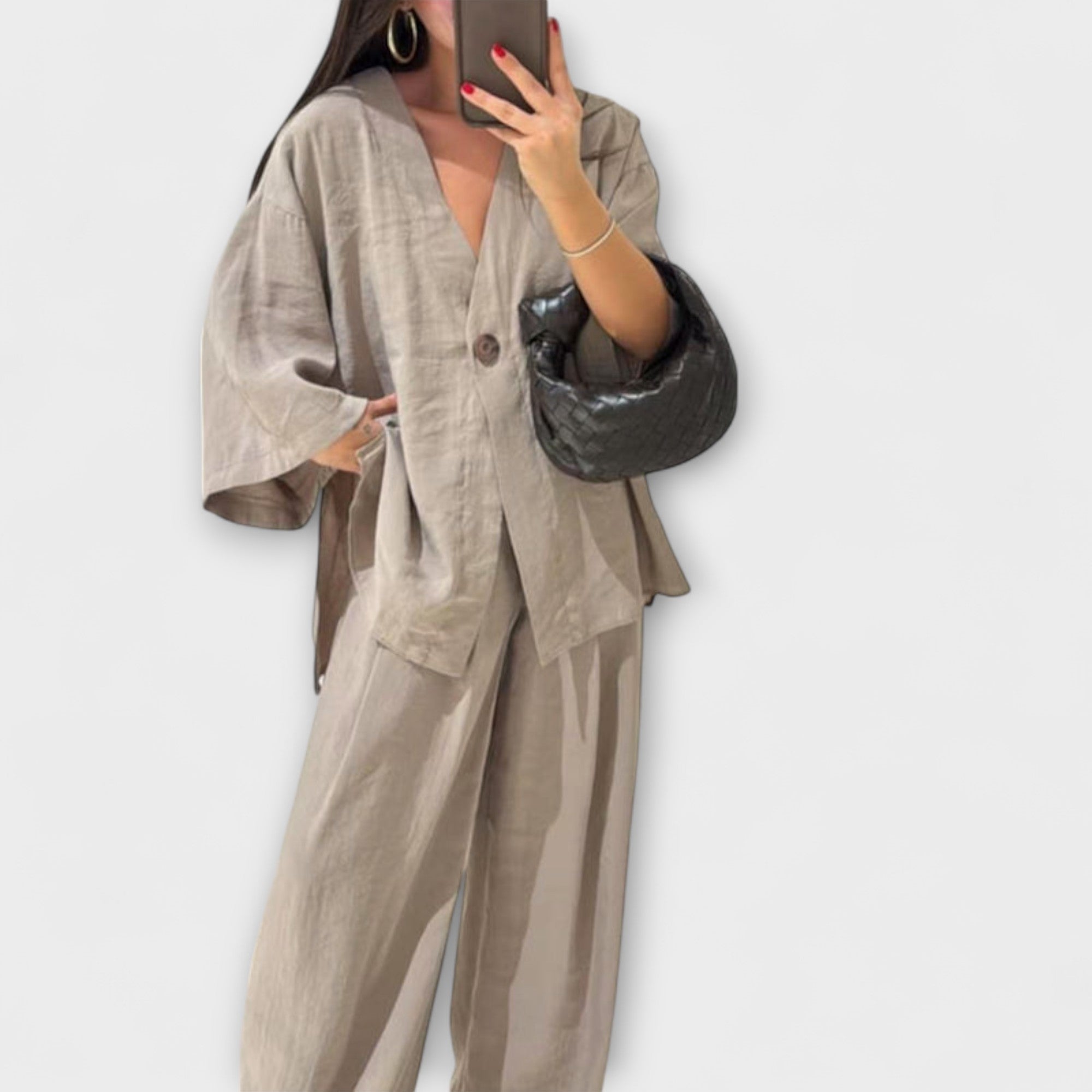 Jacqueline – Stylowy Damski Komplet z Dekoltem w Serek: Bluzka i Spodnie