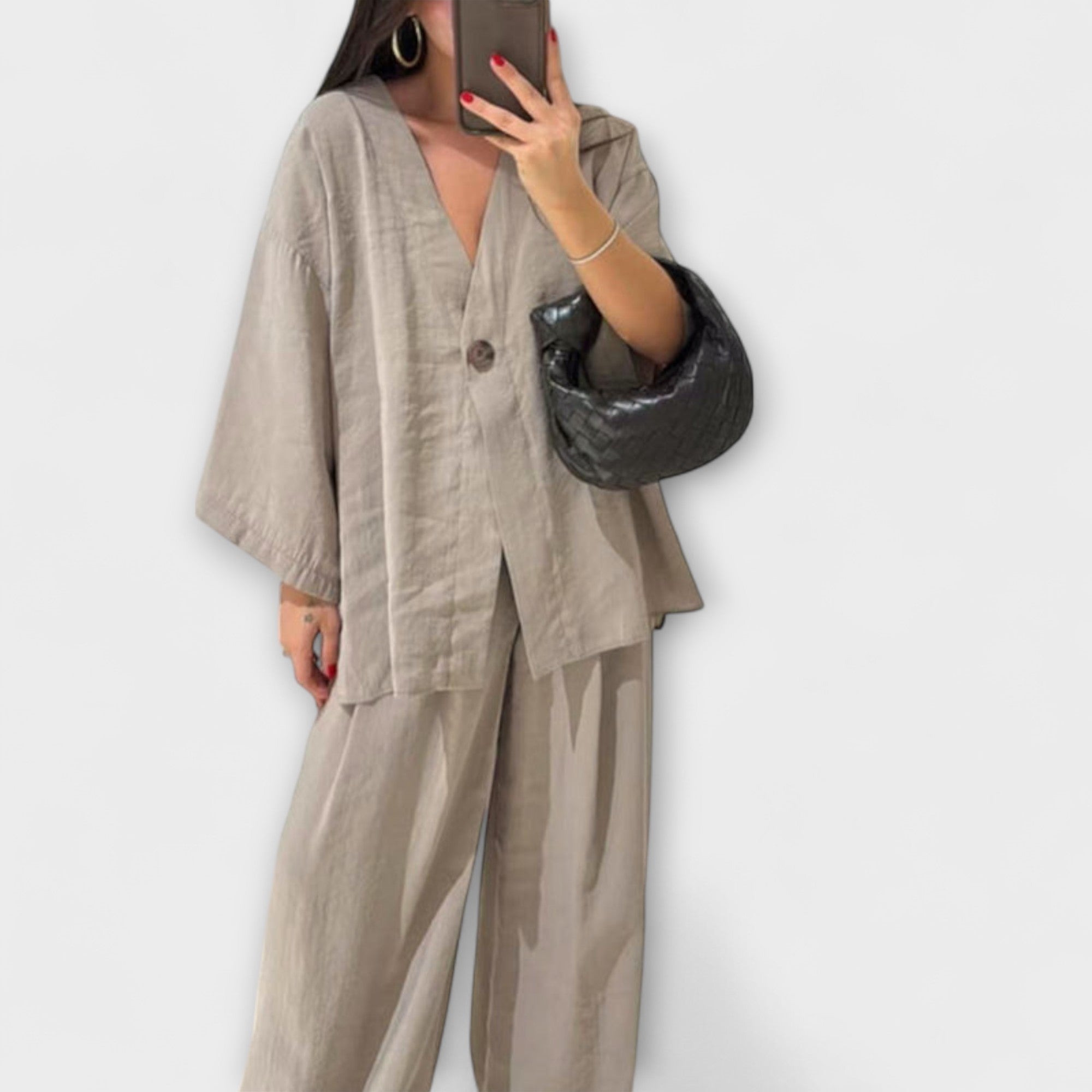 Jacqueline – Stylowy Damski Komplet z Dekoltem w Serek: Bluzka i Spodnie