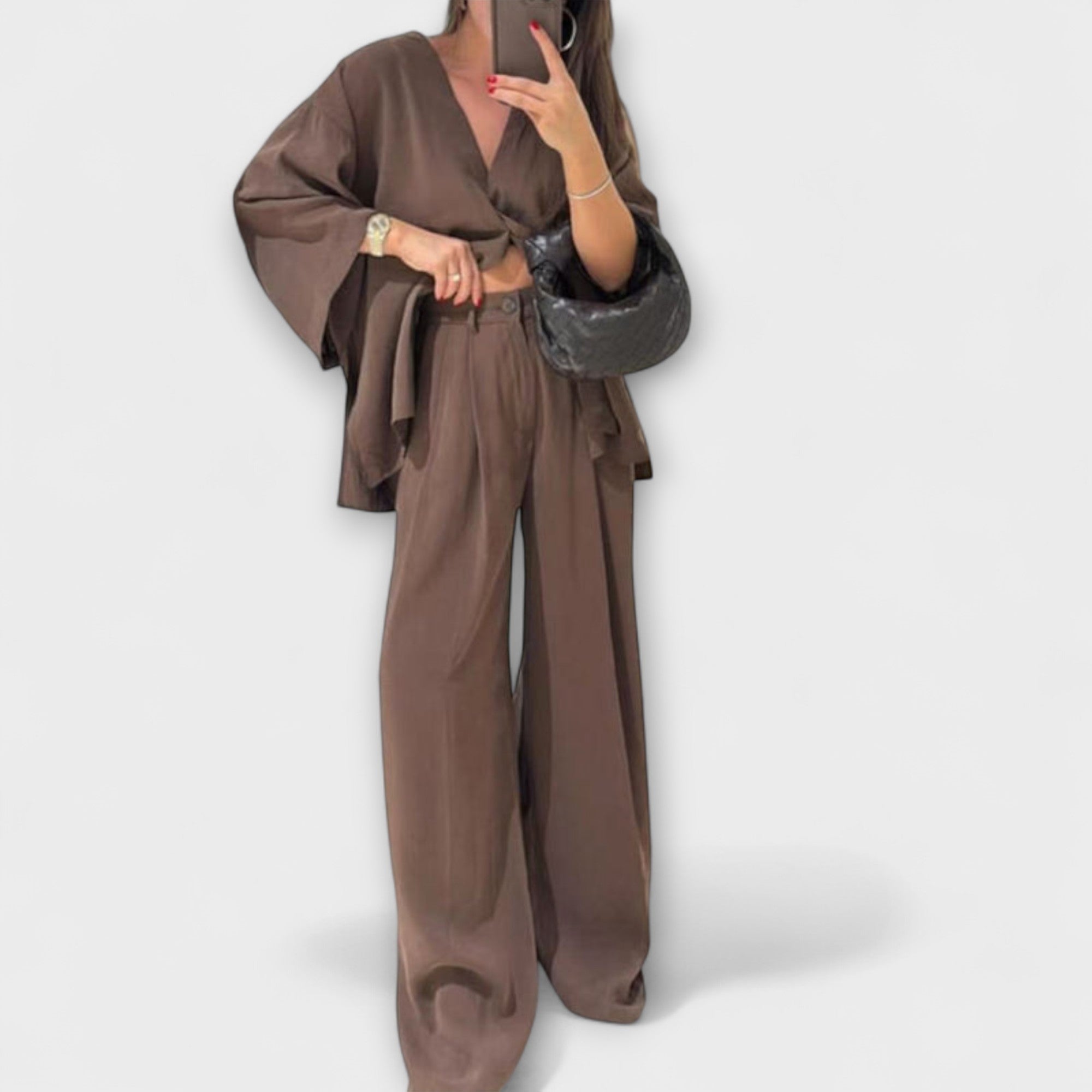 Jacqueline – Stylowy Damski Komplet z Dekoltem w Serek: Bluzka i Spodnie