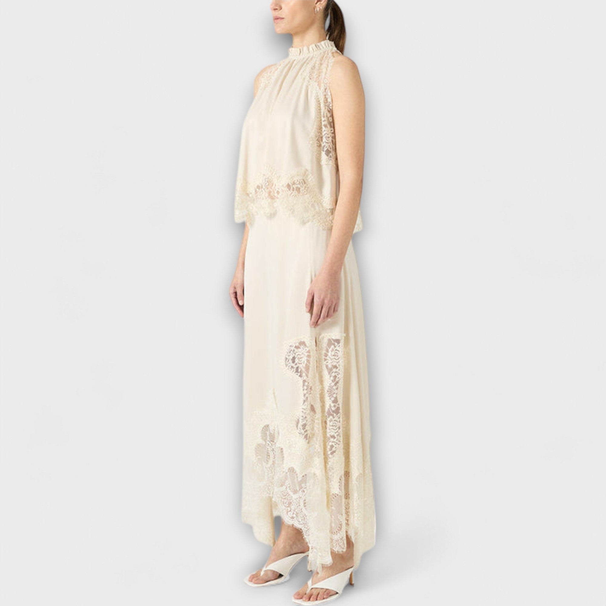 Kaia – Satynowa Sukienka Maxi z Plisowanym Dekoltem i Koronkowym Wykończeniem