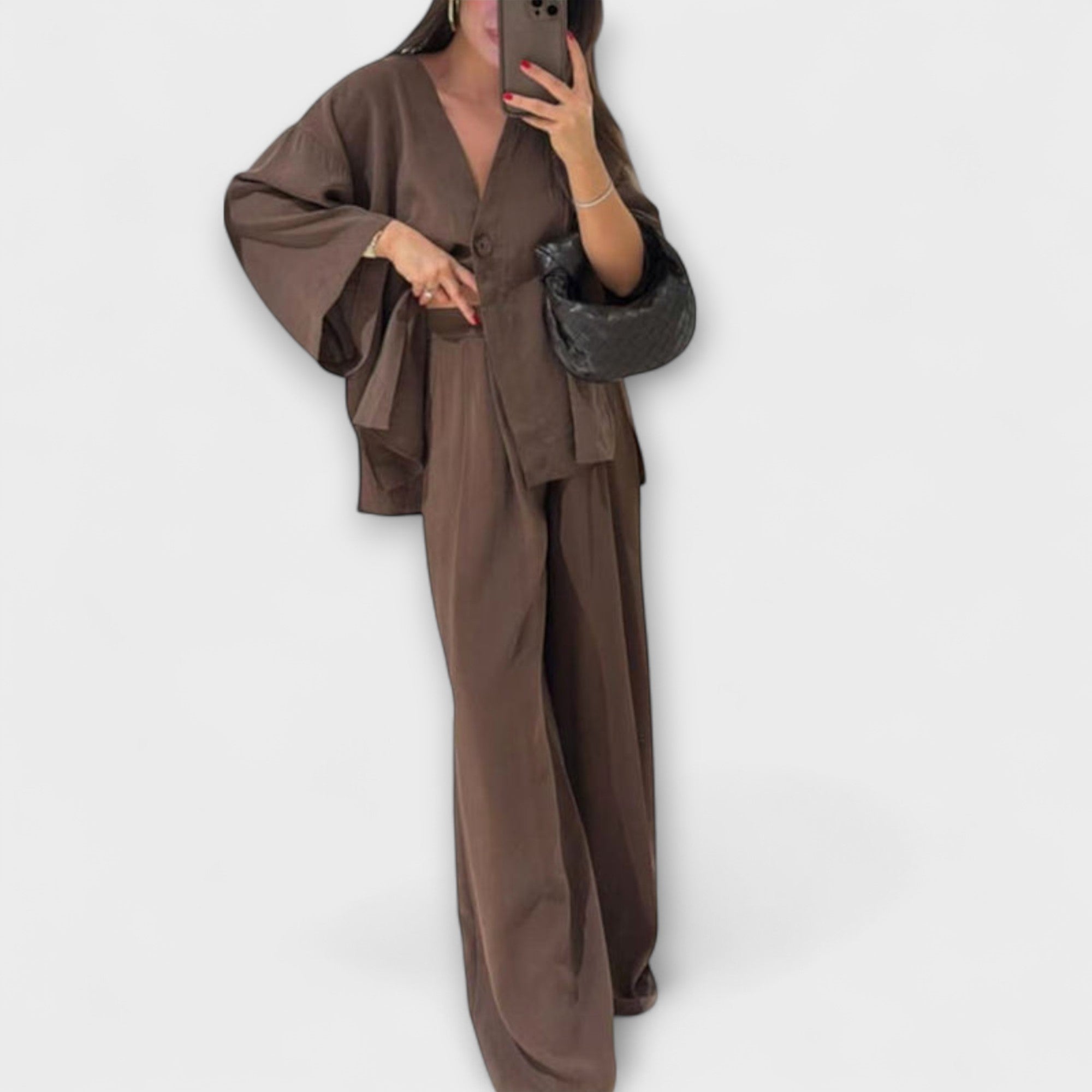 Jacqueline – Stylowy Damski Komplet z Dekoltem w Serek: Bluzka i Spodnie