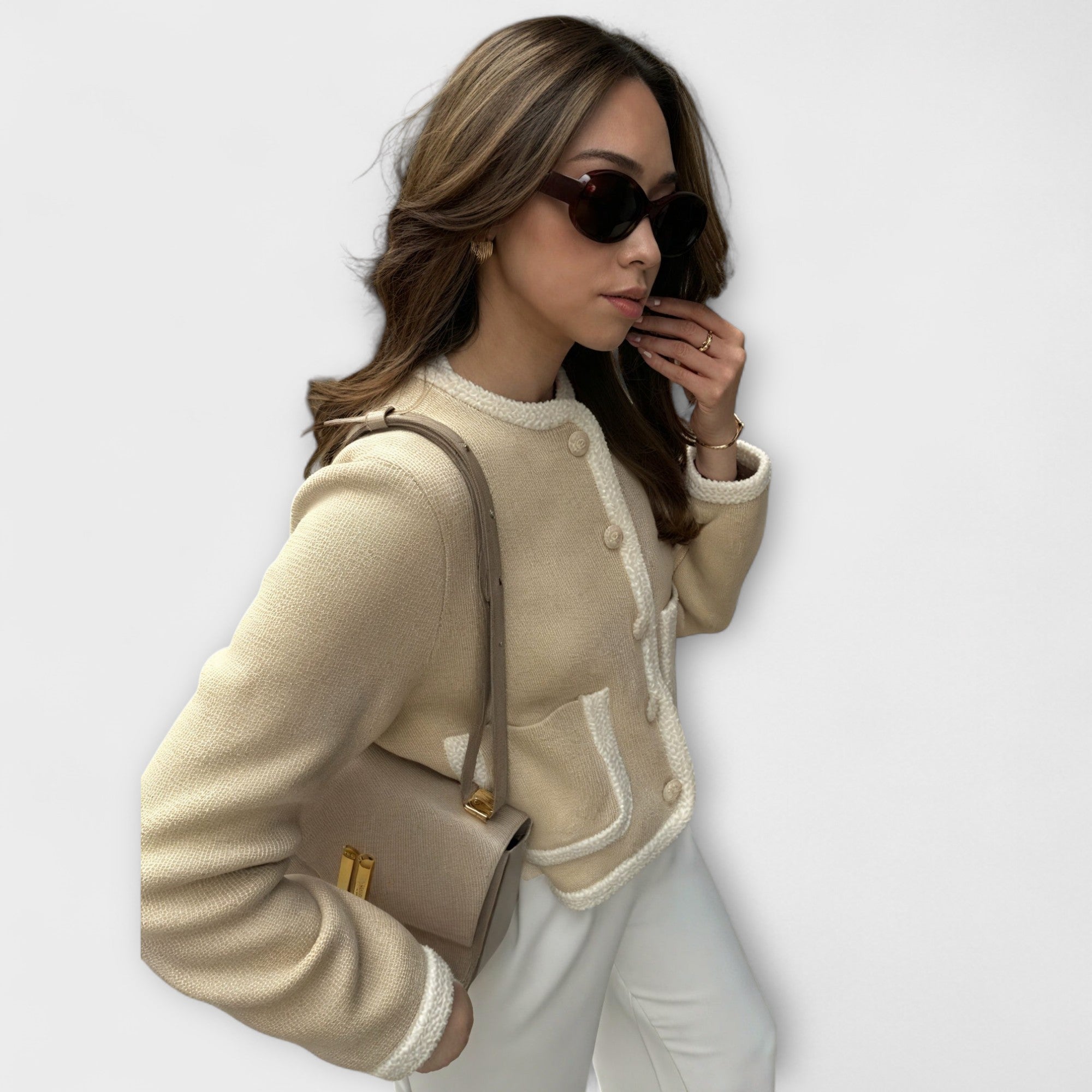 Klasyczna damska kardigan z ozdobnymi kieszeniami