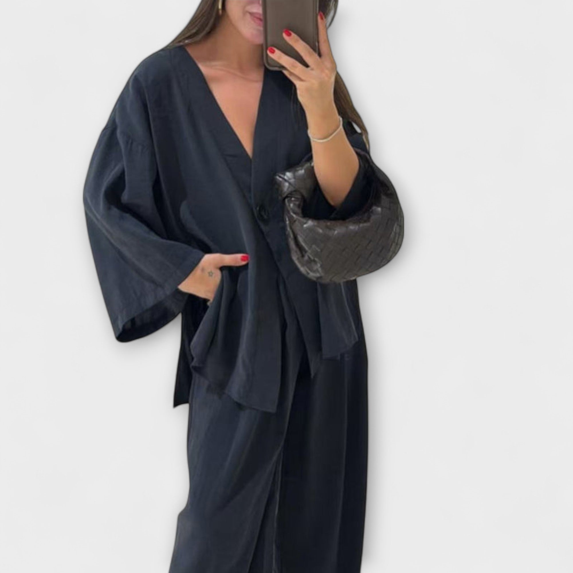 Jacqueline – Stylowy Damski Komplet z Dekoltem w Serek: Bluzka i Spodnie