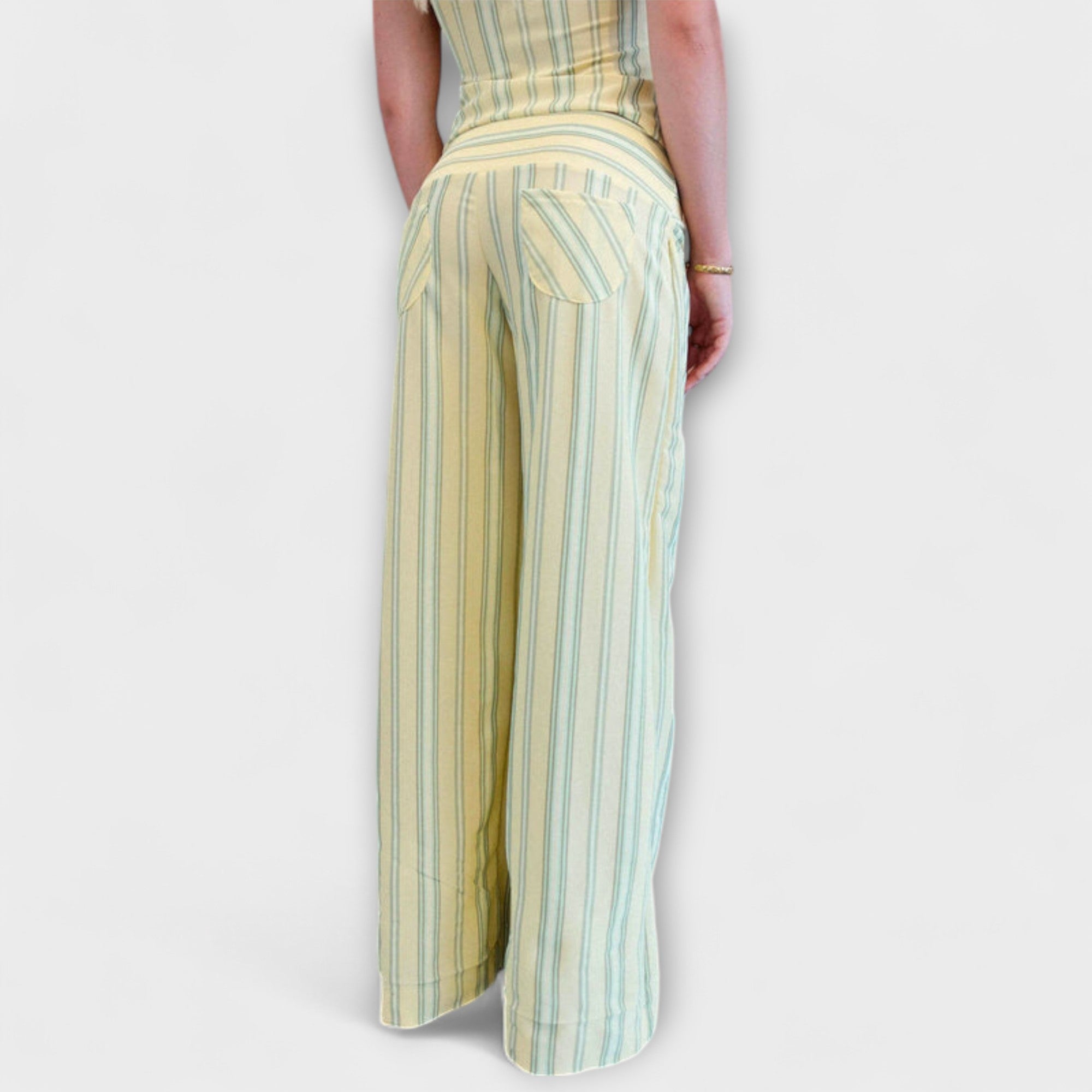 Anastasia – Klasyczny Zestaw w Paski z Topem i Spodniami