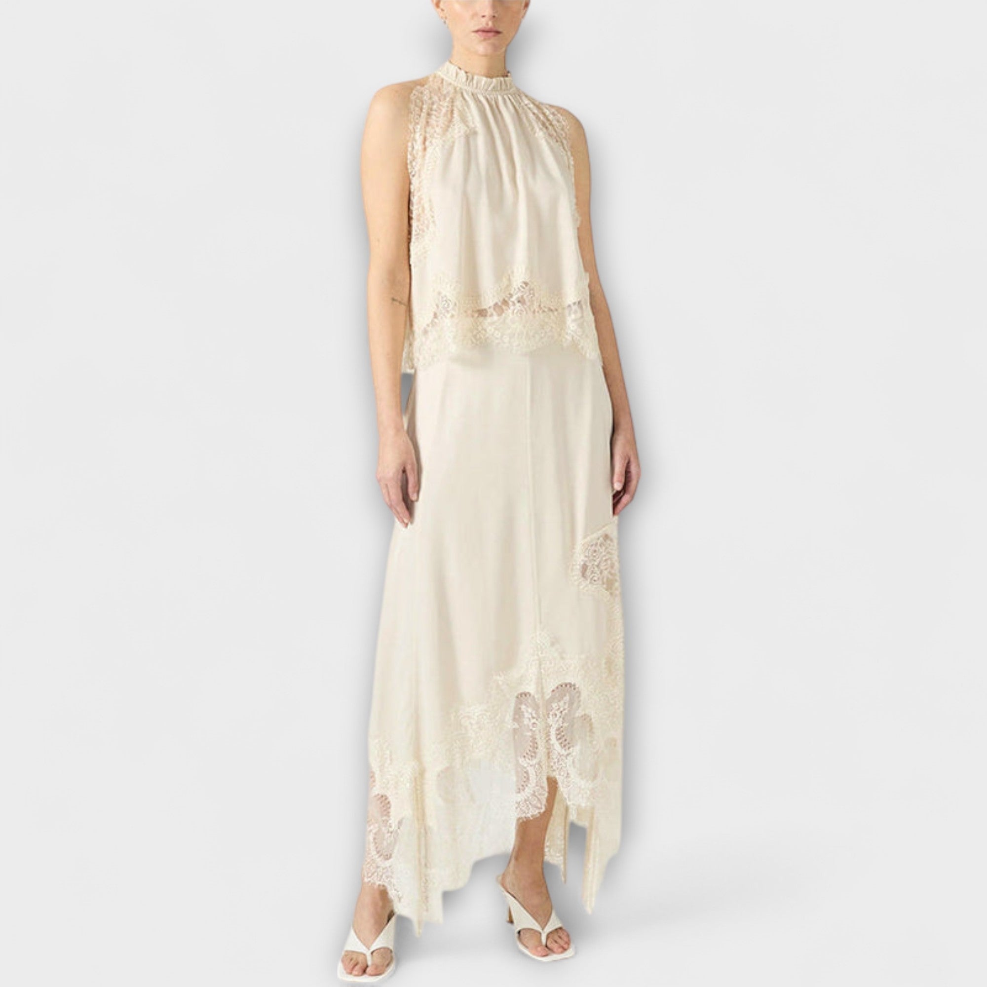 Kaia – Satynowa Sukienka Maxi z Plisowanym Dekoltem i Koronkowym Wykończeniem