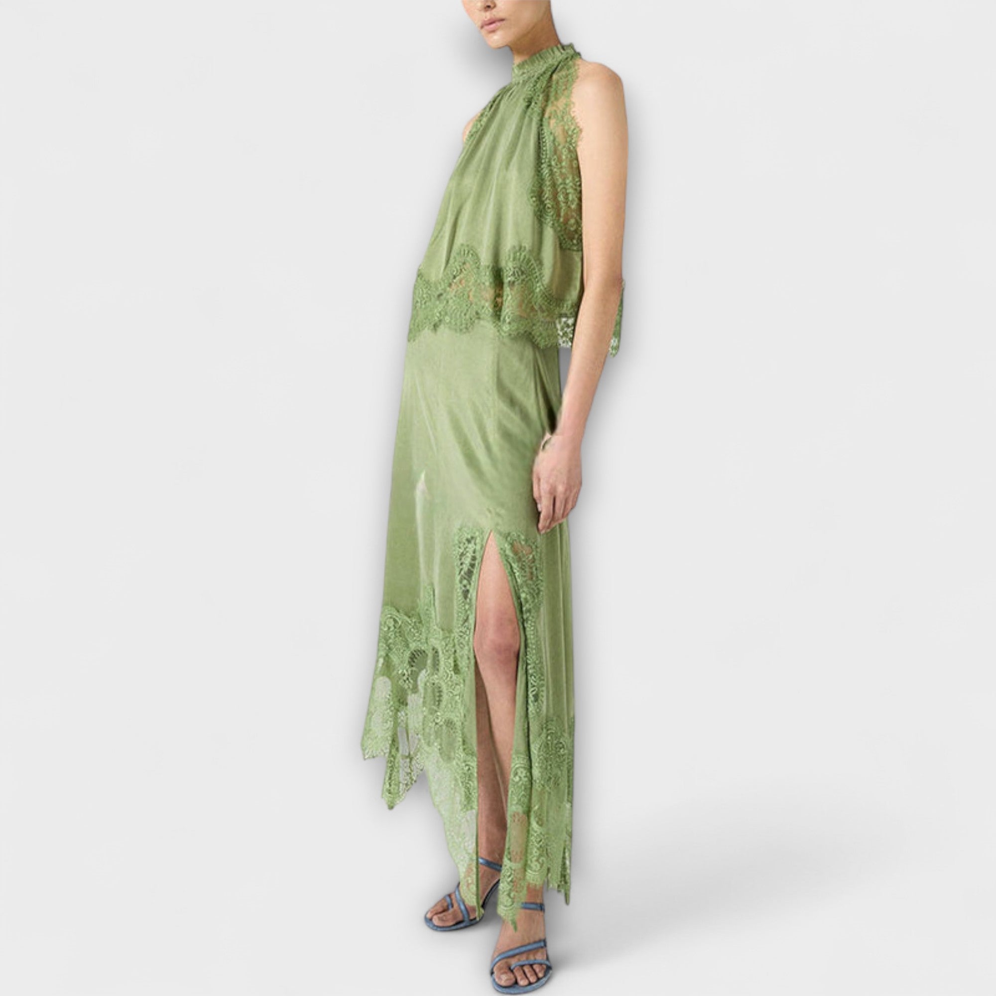 Kaia – Satynowa Sukienka Maxi z Plisowanym Dekoltem i Koronkowym Wykończeniem