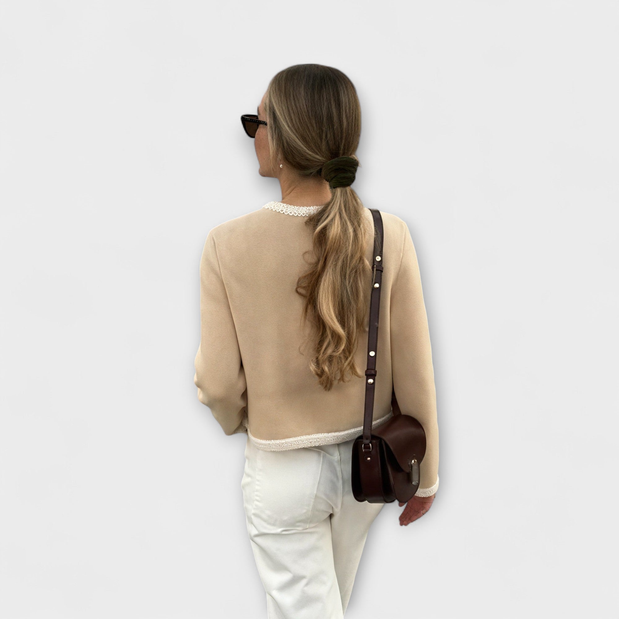 Klasyczna damska kardigan z ozdobnymi kieszeniami