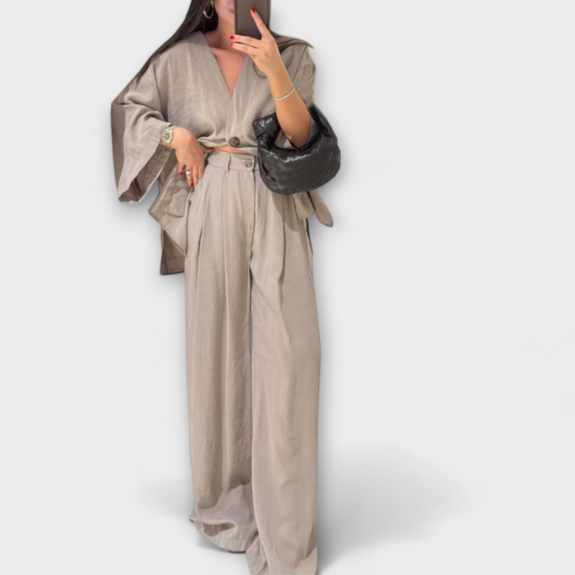 Jacqueline – Stylowy Damski Komplet z Dekoltem w Serek: Bluzka i Spodnie