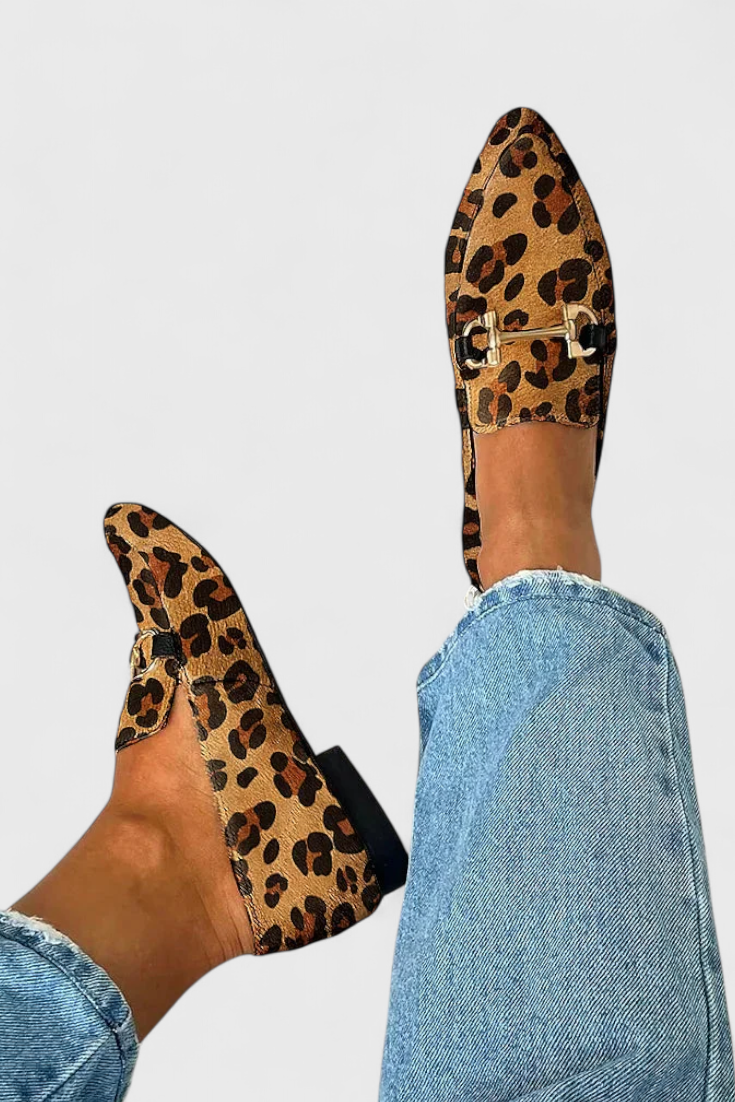 Elegante Lluvia Mokassins mit Eingraviertem Muster und Dünnem Absatz